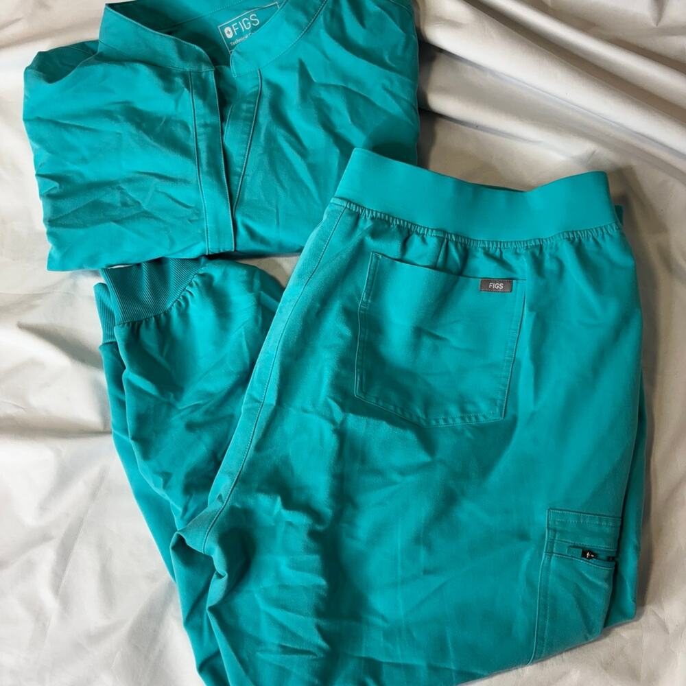 Figs Rafaela Scrub Top + Zamora Joggers in Oasis